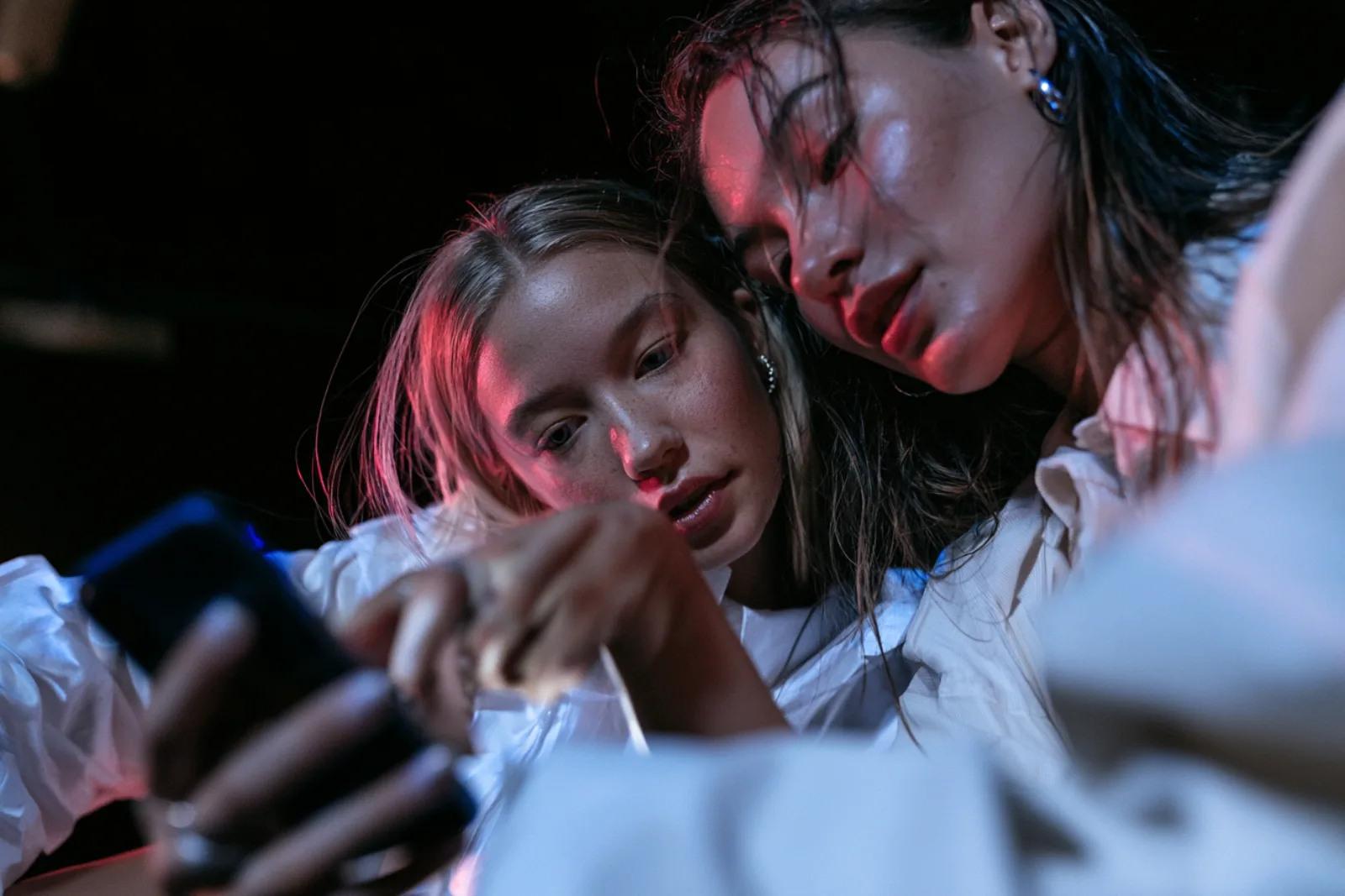 Creadoras de contenido registrando un evento de marca con influencers en Santiago