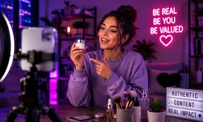 Creadora de contenido grabando UGC con productos para una marca